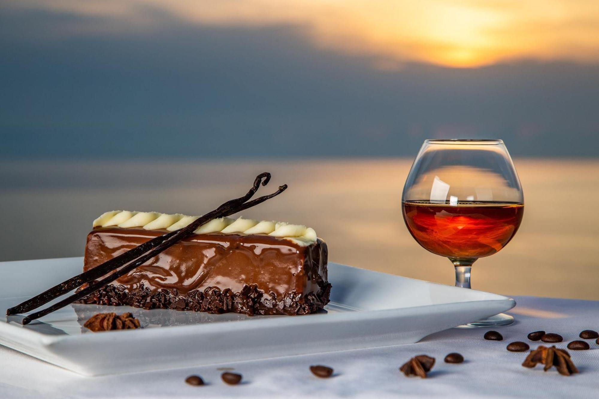 Sheraton Batumi Hotel Exterior foto A glass of brandy