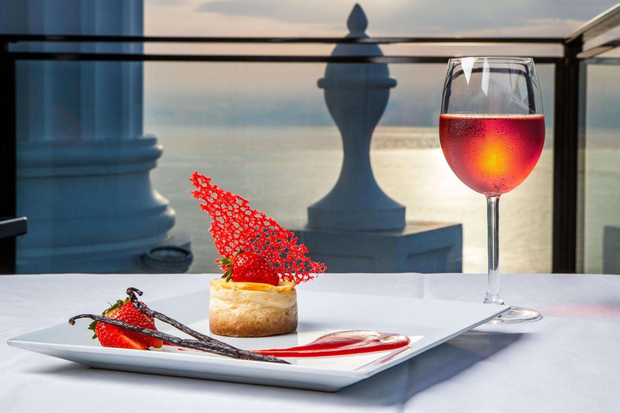 Sheraton Batumi Hotel Exterior foto A glass of wine