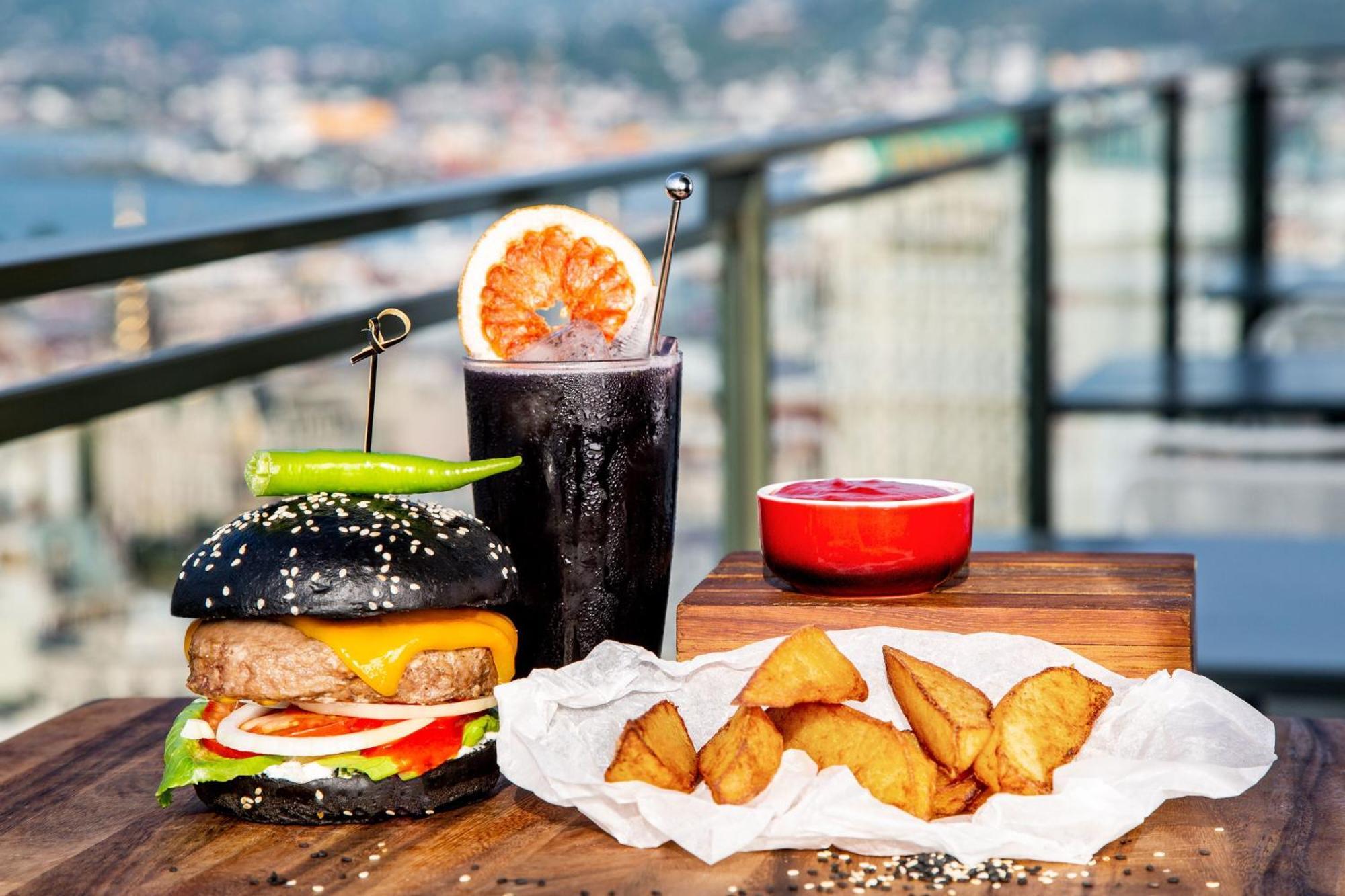 Sheraton Batumi Hotel Exterior foto A black bun hamburger with a cocktail and chicken fingers