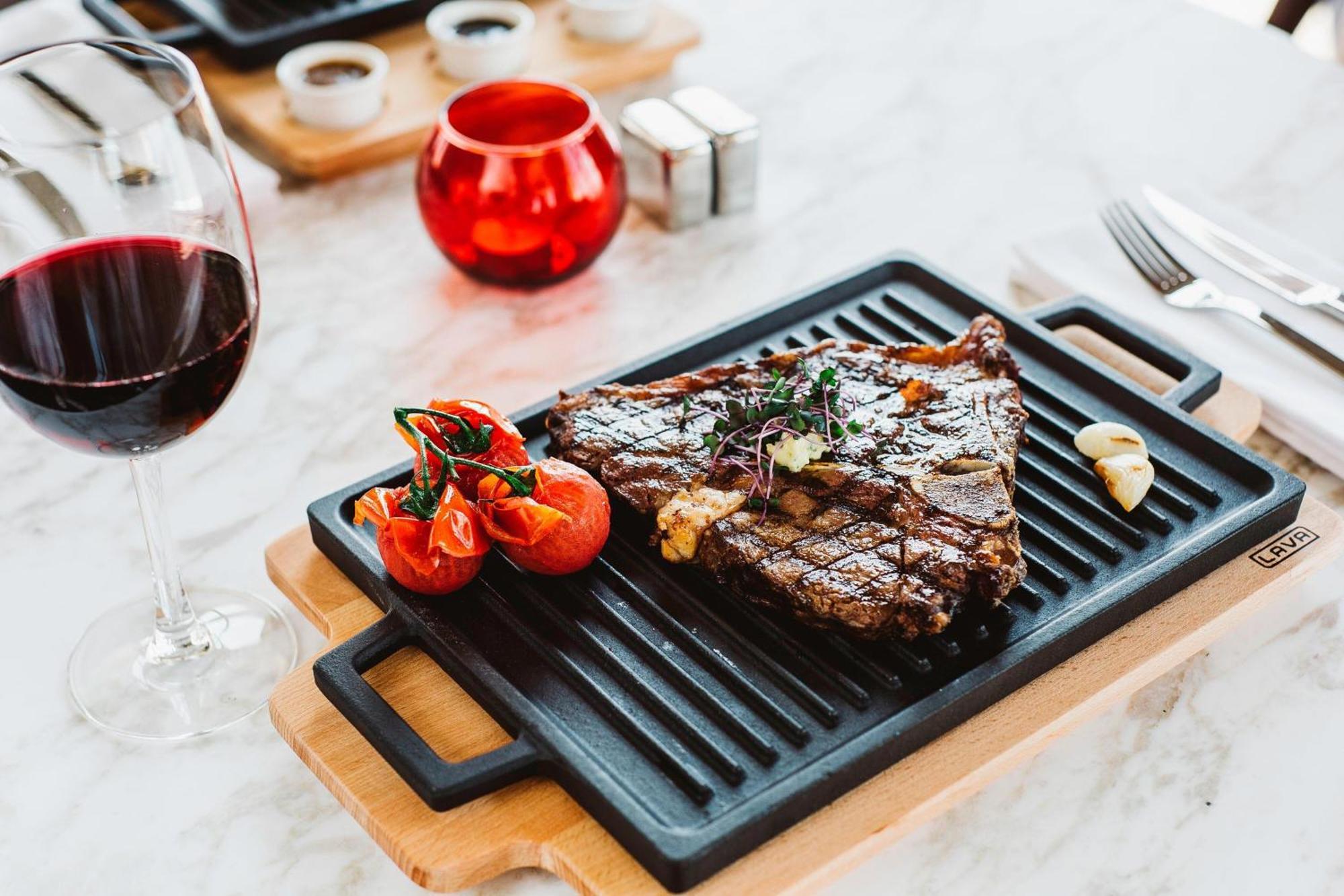Sheraton Batumi Hotel Exterior foto A steak served on a griddle