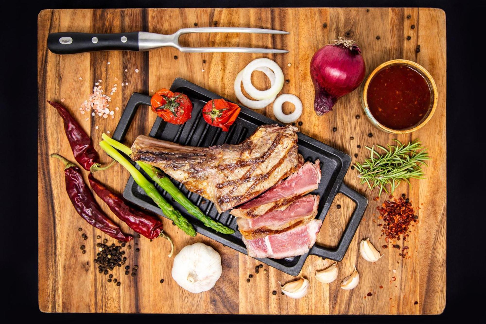 Sheraton Batumi Hotel Exterior foto A steak on a cutting board