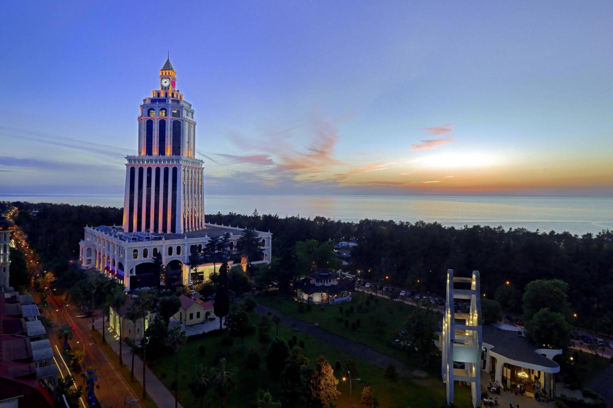Sheraton Batumi Hotel Exterior foto The tower at sunset