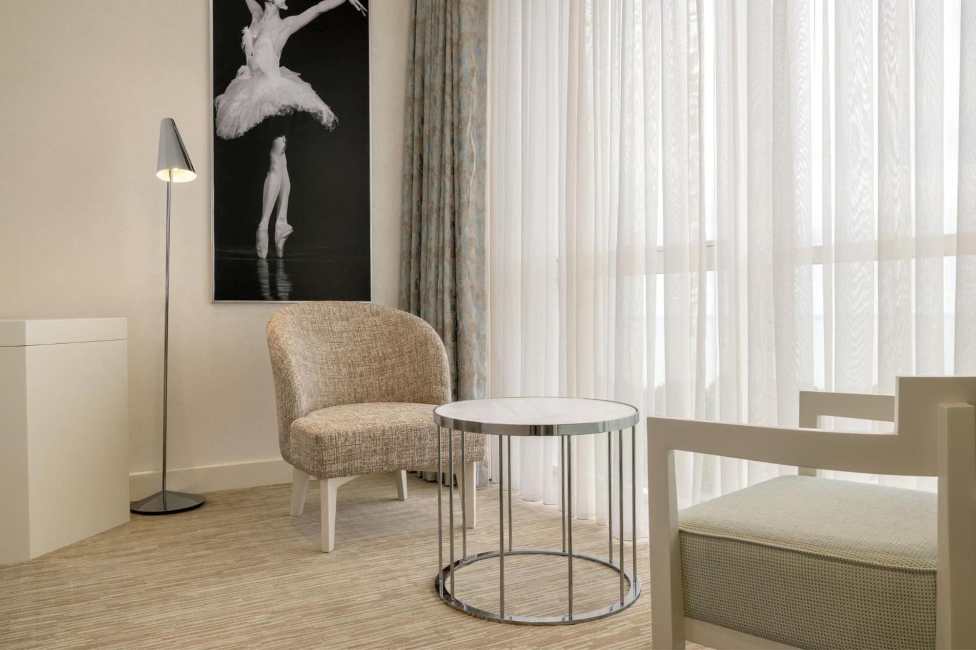 Sheraton Batumi Hotel Exterior foto A floor lamp