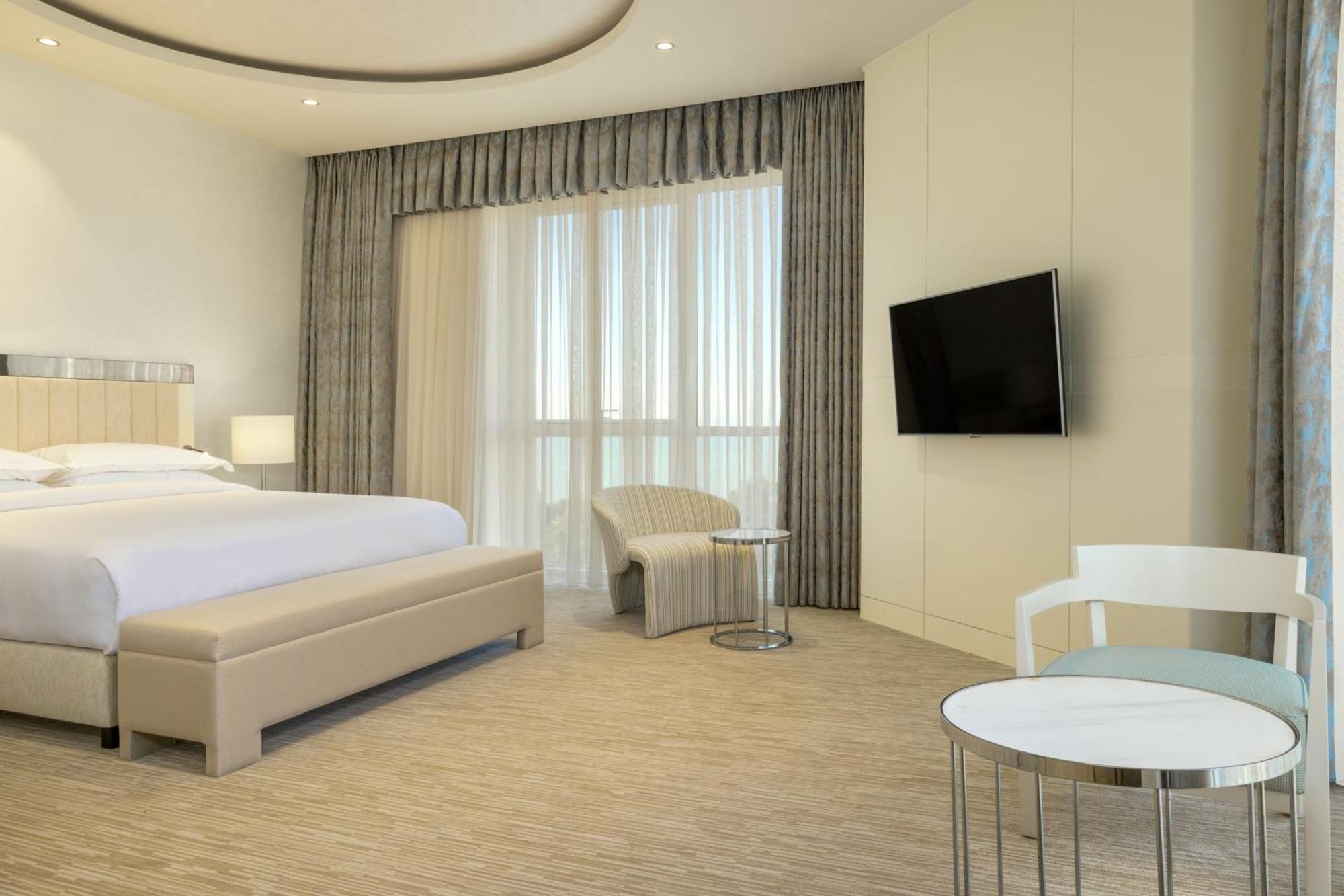 Sheraton Batumi Hotel Exterior foto A bedroom at the hotel