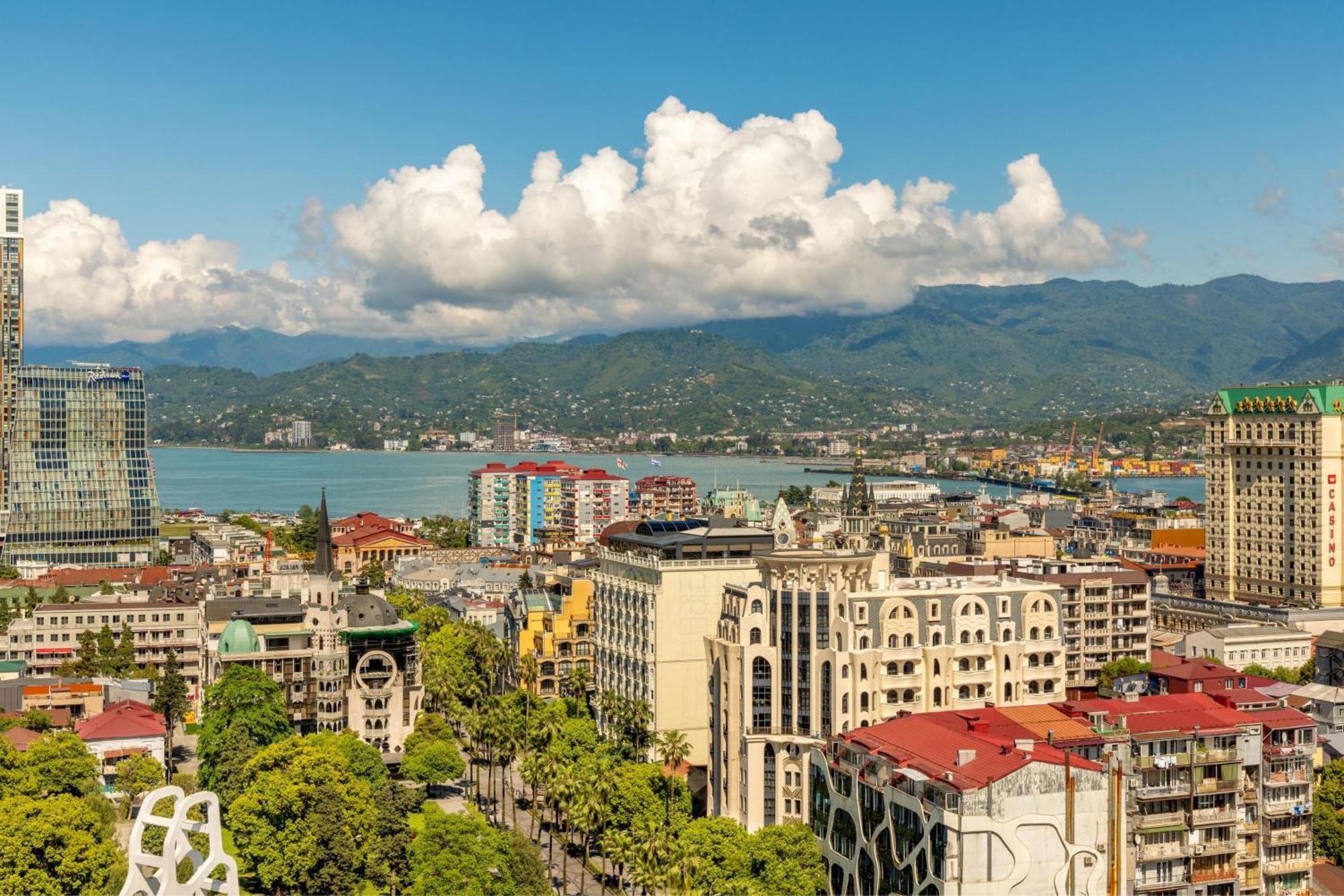 Sheraton Batumi Hotel Exterior foto Vladivostok skyline