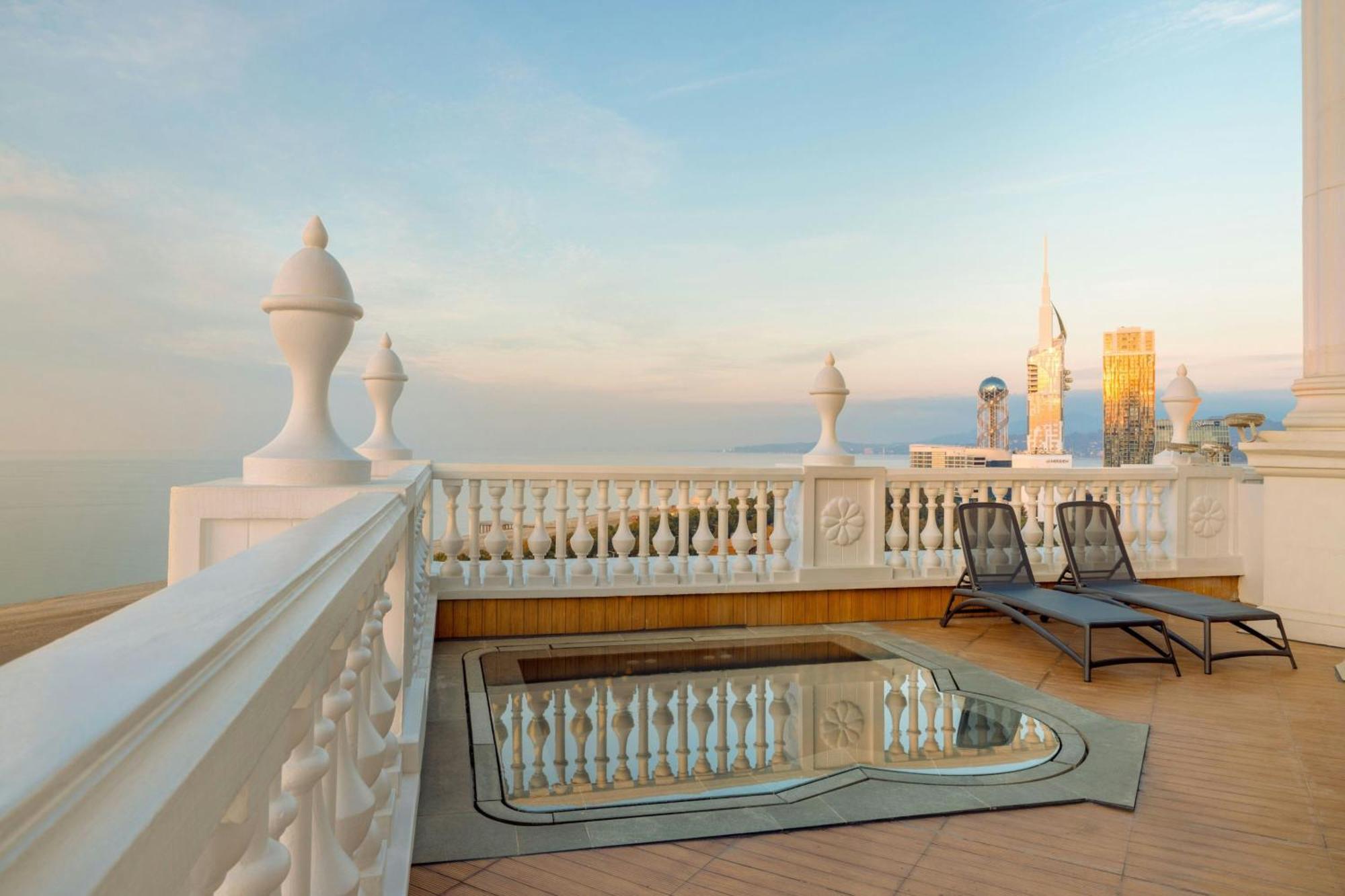 Sheraton Batumi Hotel Exterior foto The rooftop pool at the Taj Mahal Palace