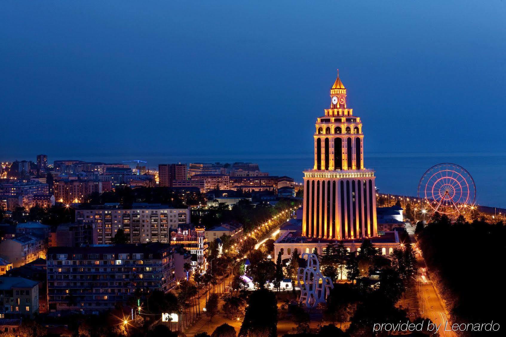 Sheraton Batumi Hotel Exterior foto The Millennium Tower at night