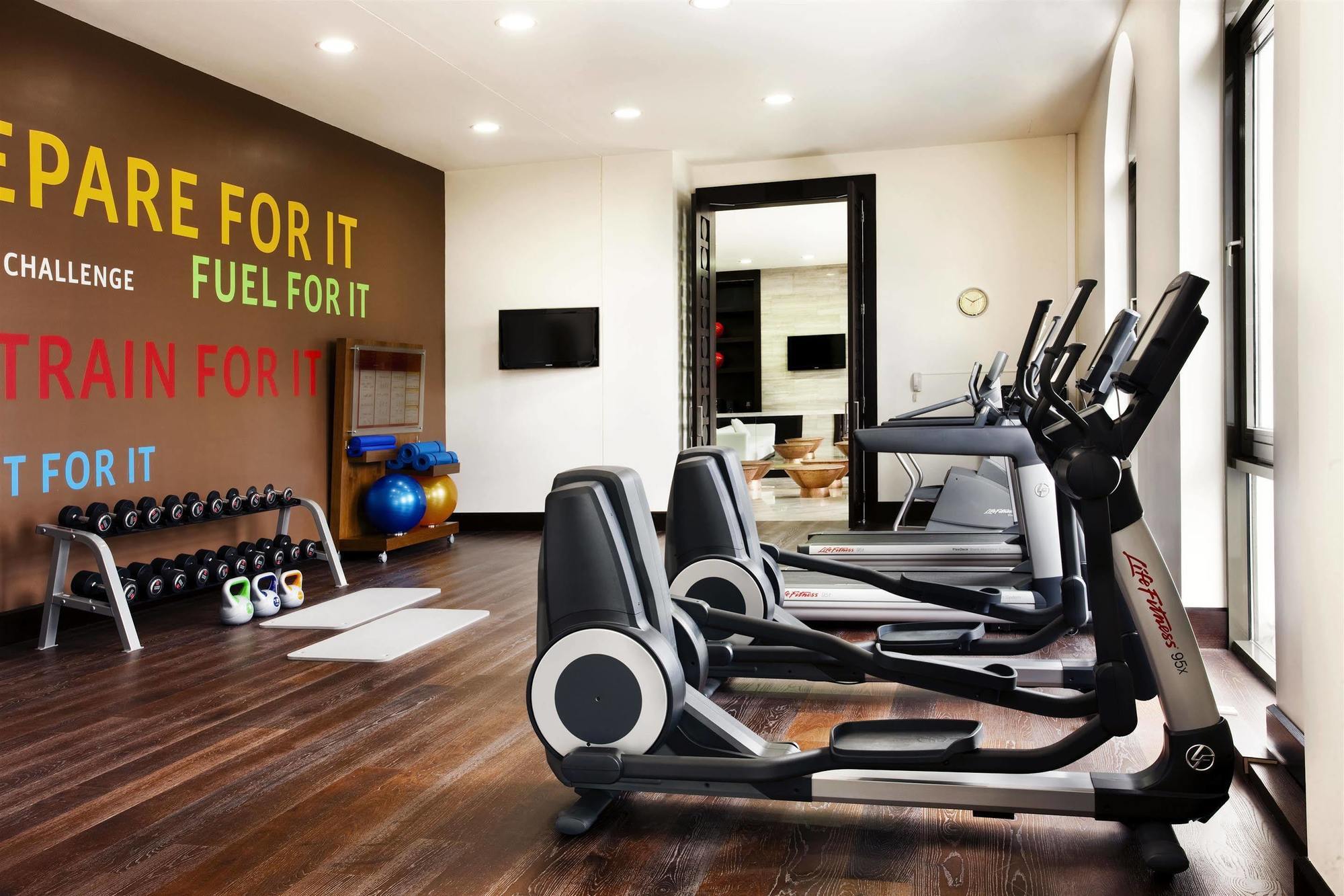 Sheraton Batumi Hotel Exterior foto A typical gym